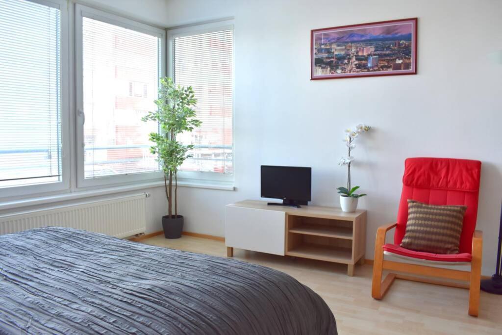 Modern Apartments - Airport 8Mins Prague Exterior photo