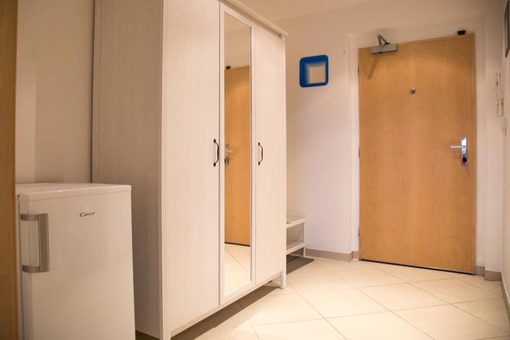 Modern Apartments - Airport 8Mins Prague Exterior photo