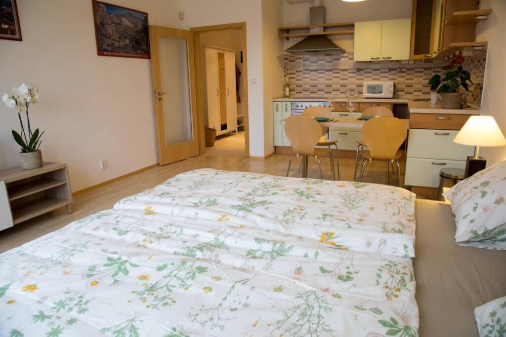 Modern Apartments - Airport 8Mins Prague Exterior photo